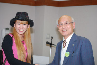雨宮処凜さんと名古屋市長選候補者の太田義郎さんが固い握手！ 